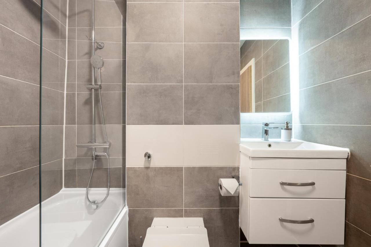 Ashview 8 - Heathrow - Business - Free Parking Apartment Staines-upon-Thames Bagian luar foto