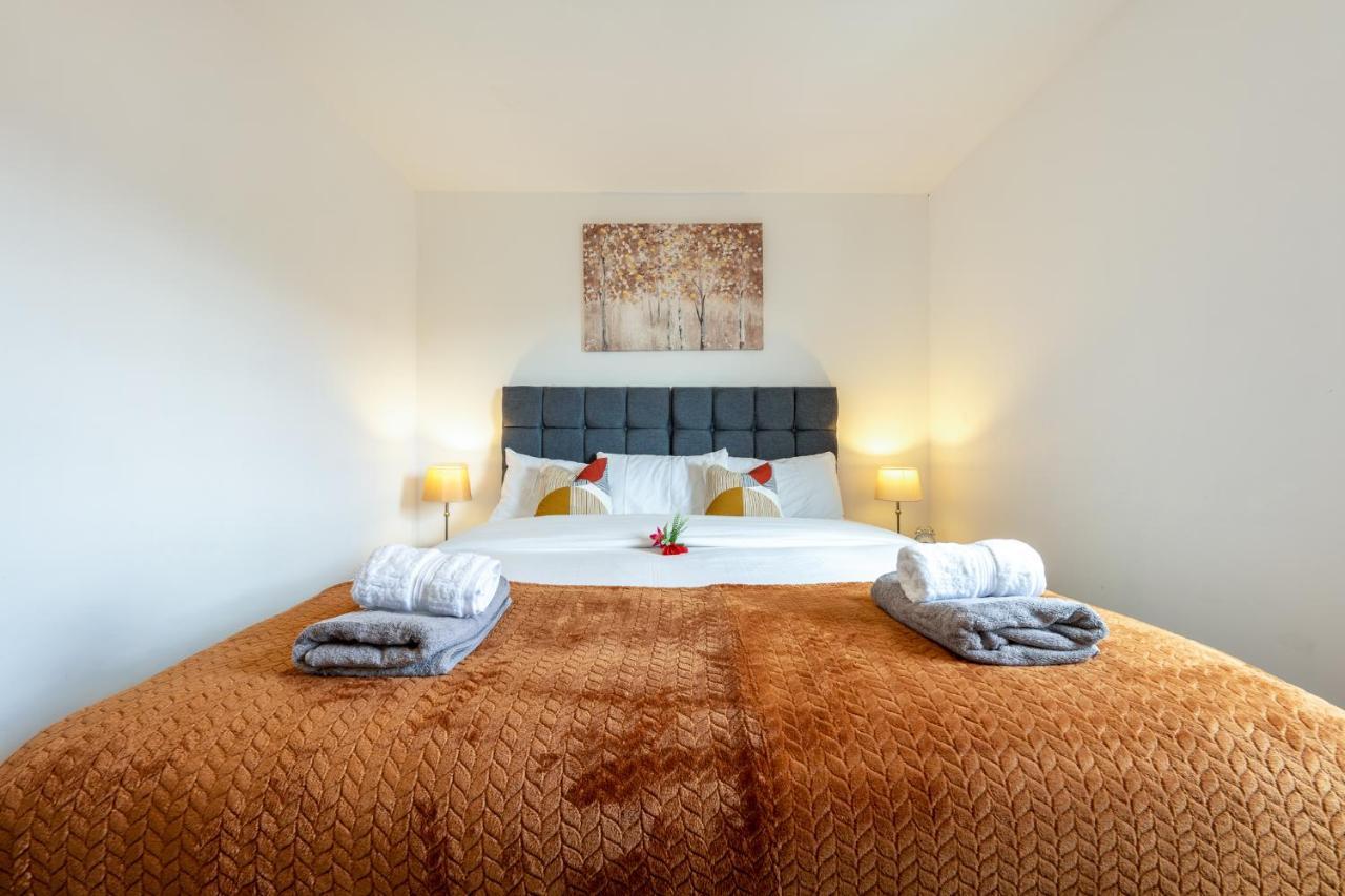 Ashview 8 - Heathrow - Business - Free Parking Apartment Staines-upon-Thames Bagian luar foto